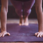 Frau auf Yogamatte